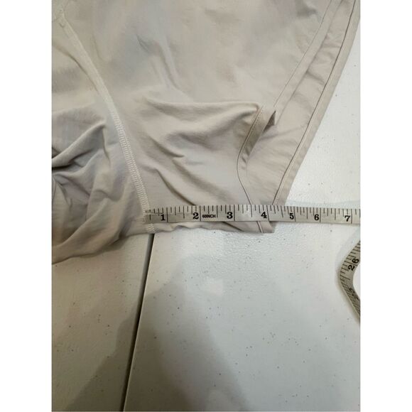 Lululemon women’s shorts size 12 white - Picture 3 of 5
